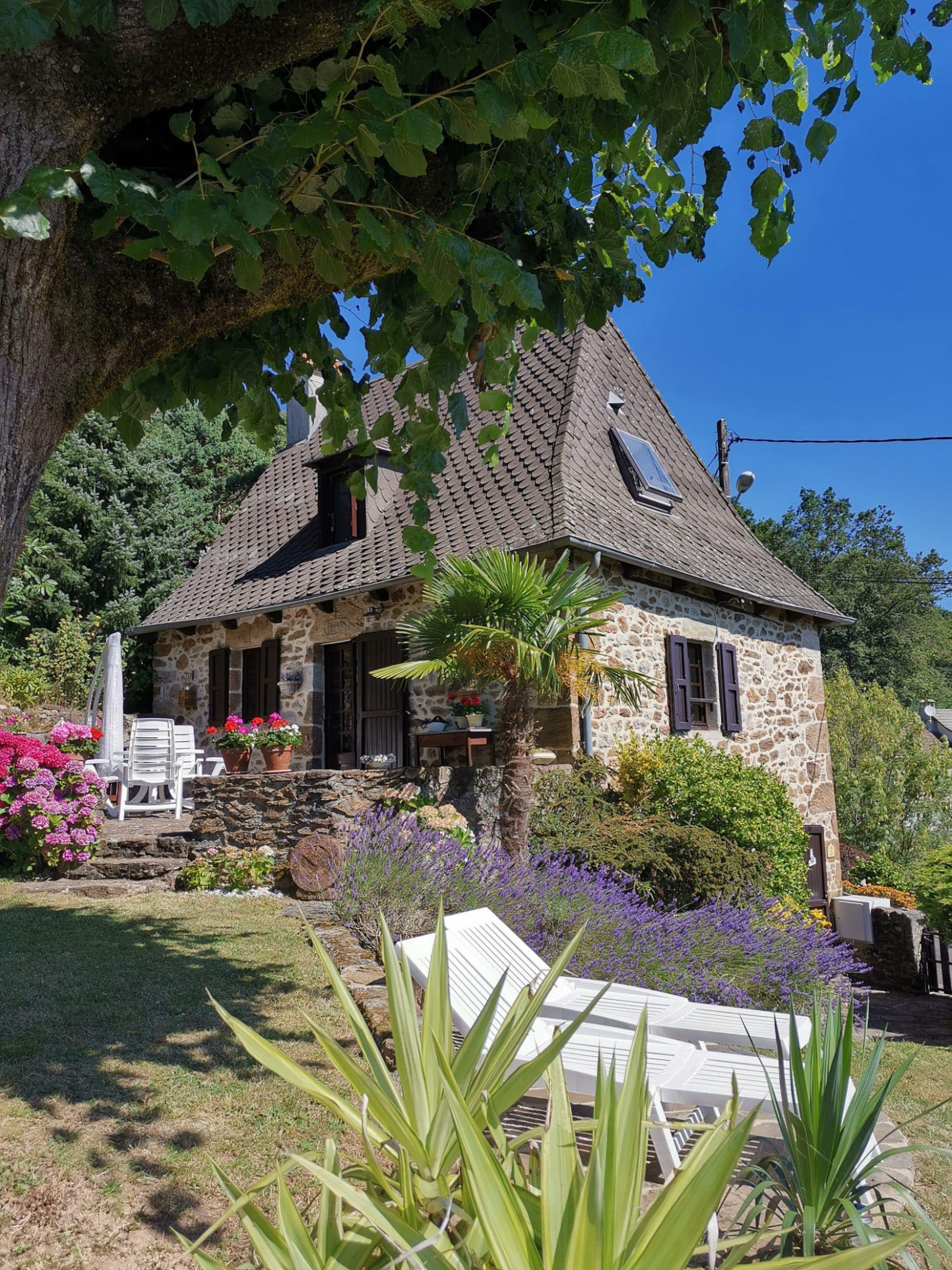 Magnifique maison auvergnate typique à vendre avec un jardin